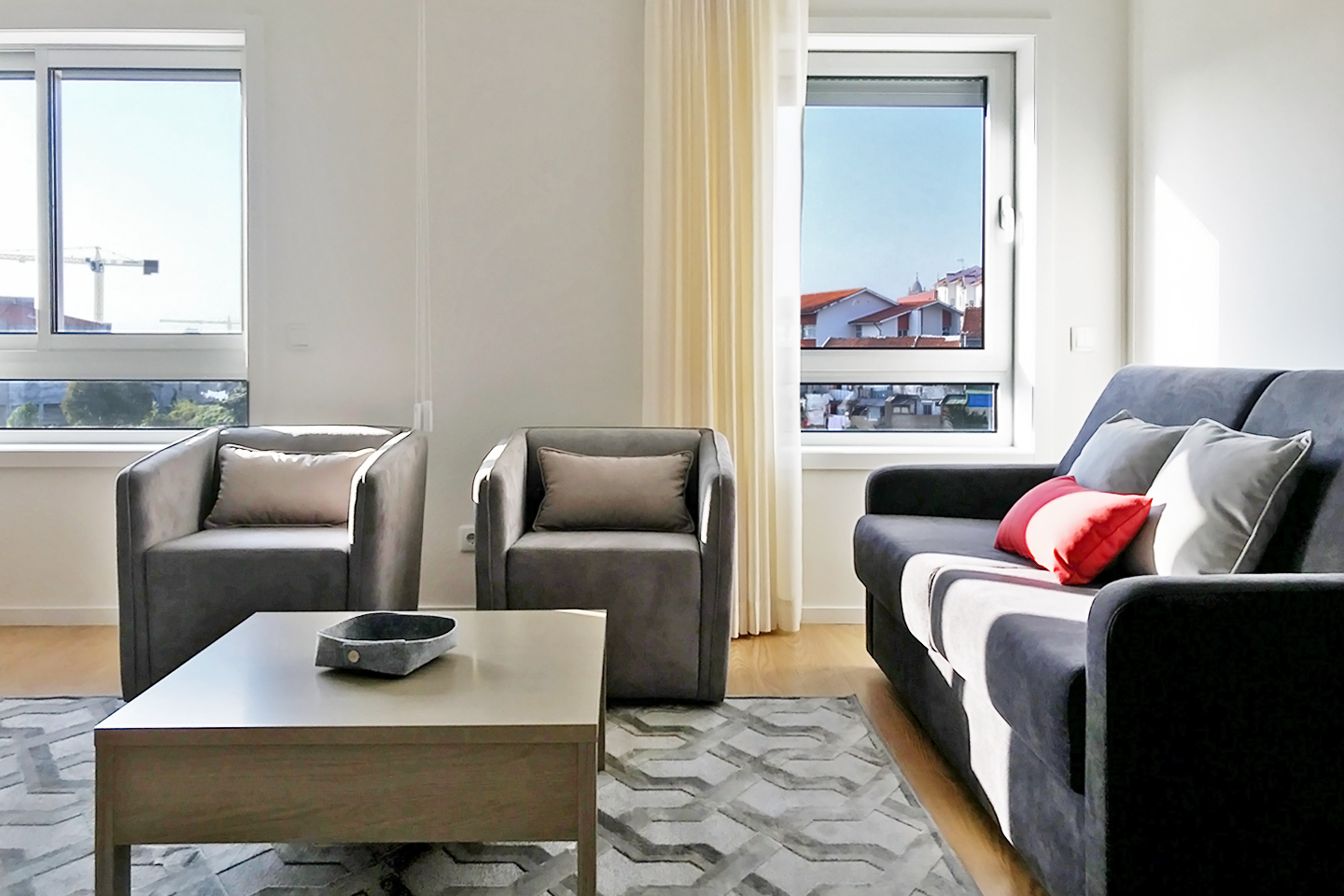 T1 Renovado e Mobilado com Garagem — Sala com muita luz natural